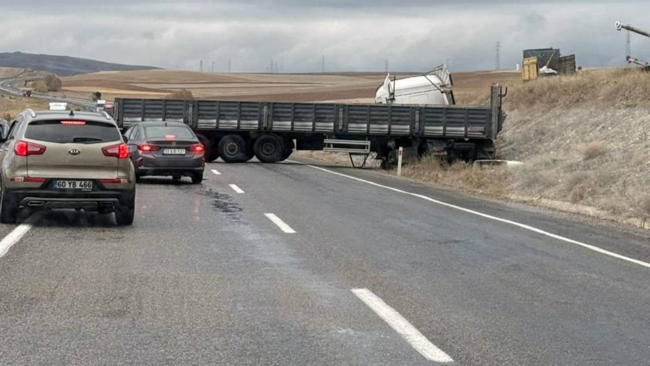 Yoldan çıkan tır şarampole indi, trafik durdu